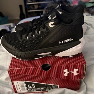 🏀 Girls Under Armor Black and Grey Hovr Breakthru Basketball Sneakers Size 5.5